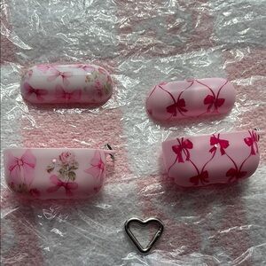 Velvet Caviar AirPods Pro case - Bows